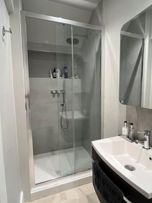 Gorgeous 2 Bedroom Flat In Charming Swiss Cottage Лондон Екстериор снимка